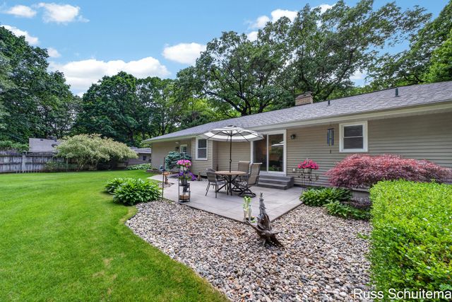 18270 N Fruitport Road, Spring Lake, MI 49456