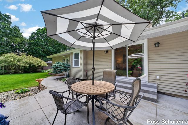 18270 N Fruitport Road, Spring Lake, MI 49456
