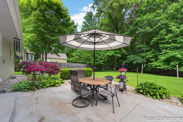 18270 N Fruitport Road, Spring Lake, MI 49456