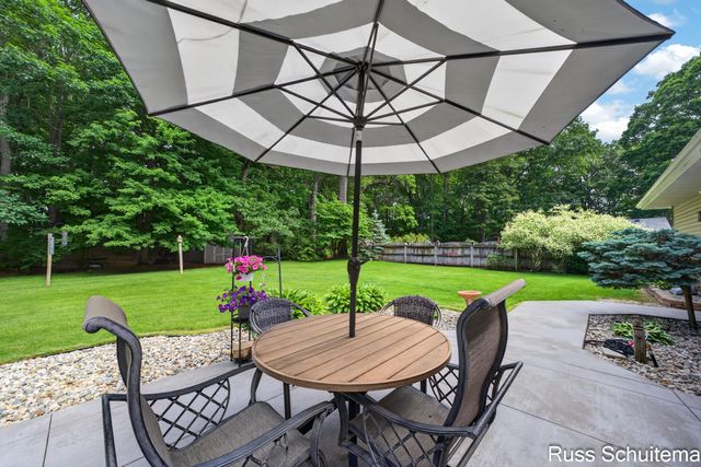 18270 N Fruitport Road, Spring Lake, MI 49456