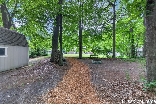 18270 N Fruitport Road, Spring Lake, MI 49456