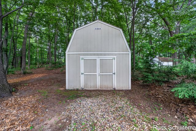 18270 N Fruitport Road, Spring Lake, MI 49456