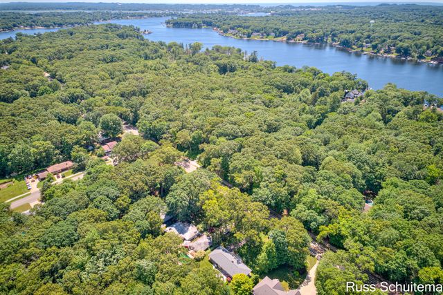 18270 N Fruitport Road, Spring Lake, MI 49456