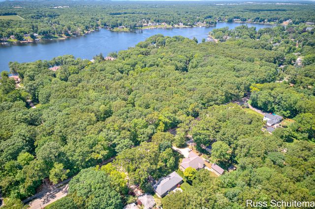 18270 N Fruitport Road, Spring Lake, MI 49456