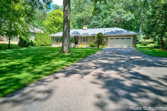 18270 N Fruitport Road, Spring Lake, MI 49456
