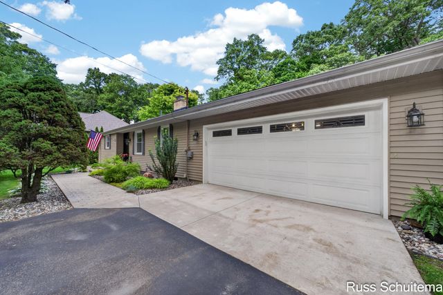 18270 N Fruitport Road, Spring Lake, MI 49456