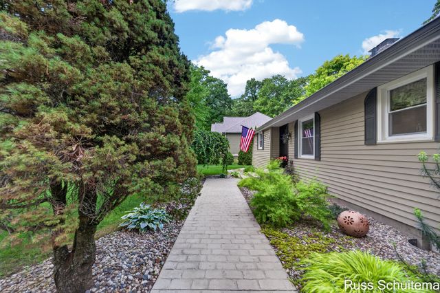 18270 N Fruitport Road, Spring Lake, MI 49456