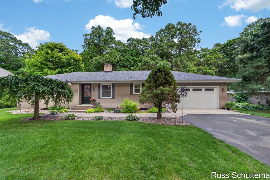 18270 N Fruitport Road, Spring Lake, MI 49456