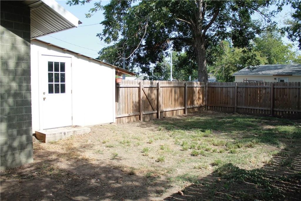 906 Haysel ST, Bastrop, TX 78602