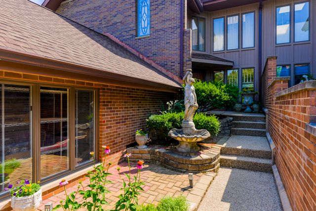 1210 Hawthorne Lane 1, Hinsdale, IL 60521