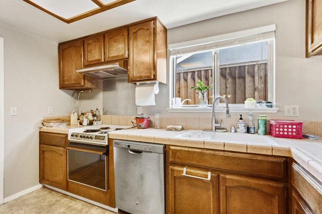 1840 Village Dr, Tracy, CA 95376