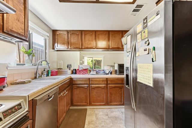 1840 Village Dr, Tracy, CA 95376