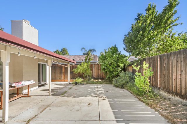1840 Village Dr, Tracy, CA 95376