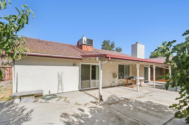 1840 Village Dr, Tracy, CA 95376
