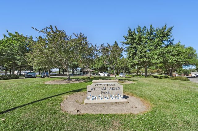 1840 Village Dr, Tracy, CA 95376
