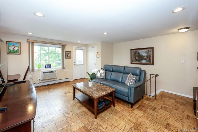 156 Jervis Avenue 156, Farmingdale, NY 11735