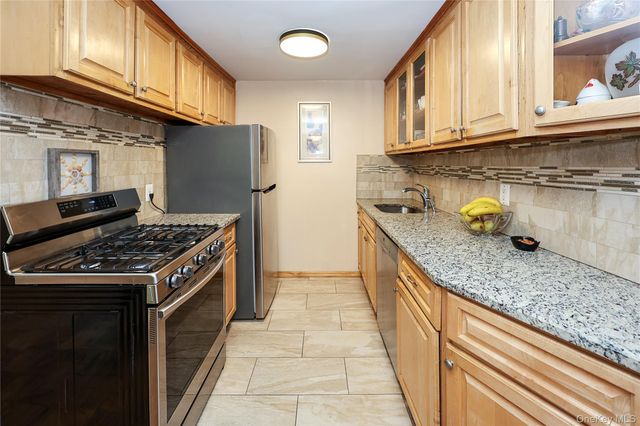156 Jervis Avenue 156, Farmingdale, NY 11735