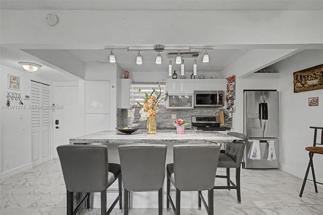 399 NW 72nd Ave 320, Miami, FL 33126