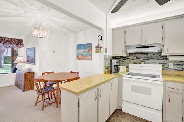 142 Lake Pine Circle B-1, Greenacres, FL 33463