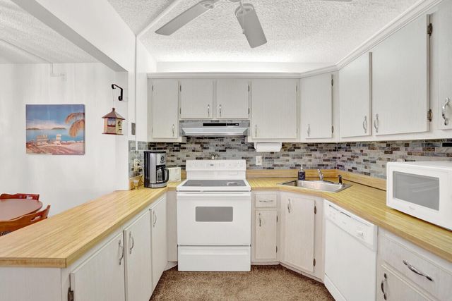 142 Lake Pine Circle B-1, Greenacres, FL 33463