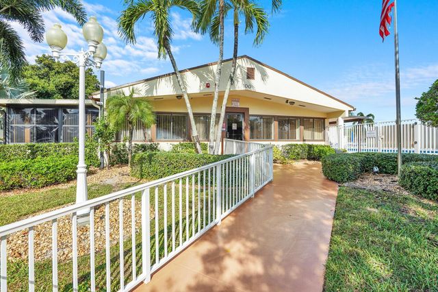 142 Lake Pine Circle B-1, Greenacres, FL 33463