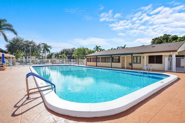 142 Lake Pine Circle B-1, Greenacres, FL 33463