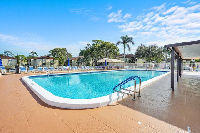 142 Lake Pine Circle B-1, Greenacres, FL 33463