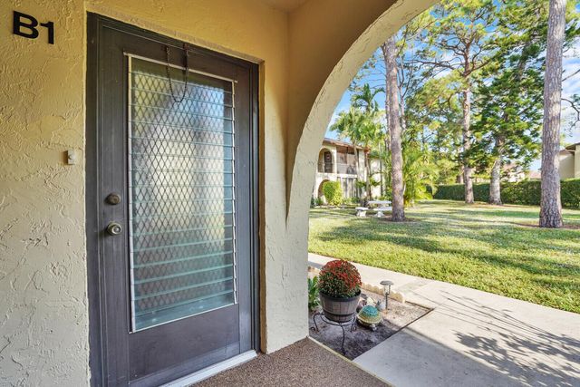 142 Lake Pine Circle B-1, Greenacres, FL 33463