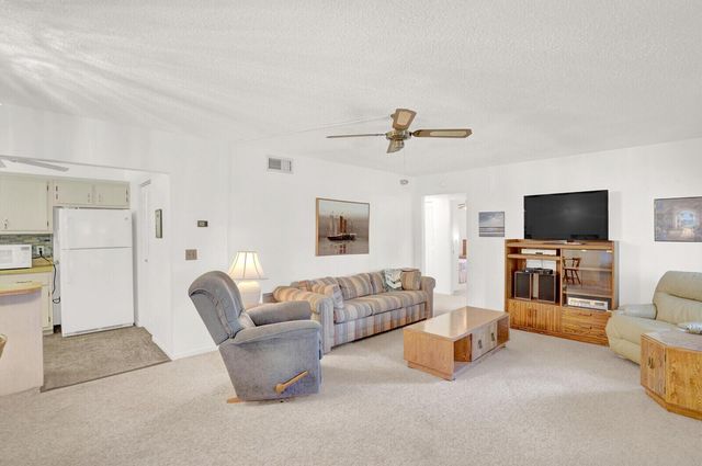 142 Lake Pine Circle B-1, Greenacres, FL 33463