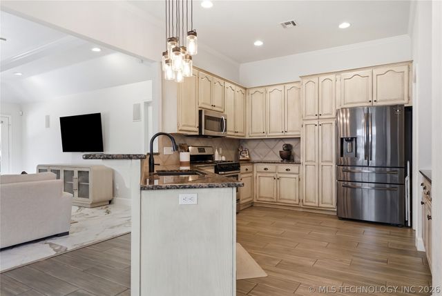404 N Eucalyptus Avenue, Broken Arrow, OK 74012