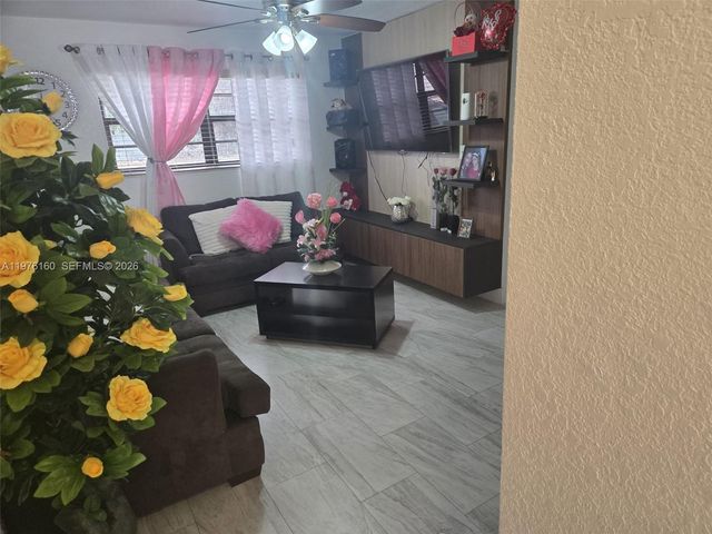 1185 W 27th St, Hialeah, FL 33010