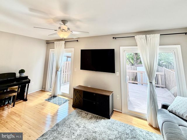 27 LYNDHURST CT, Sterling, VA 20165