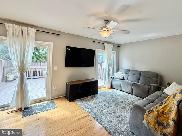 27 LYNDHURST CT, Sterling, VA 20165
