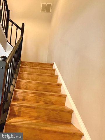 27 LYNDHURST CT, Sterling, VA 20165