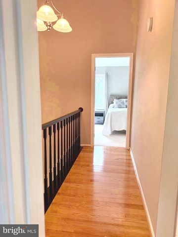 27 LYNDHURST CT, Sterling, VA 20165