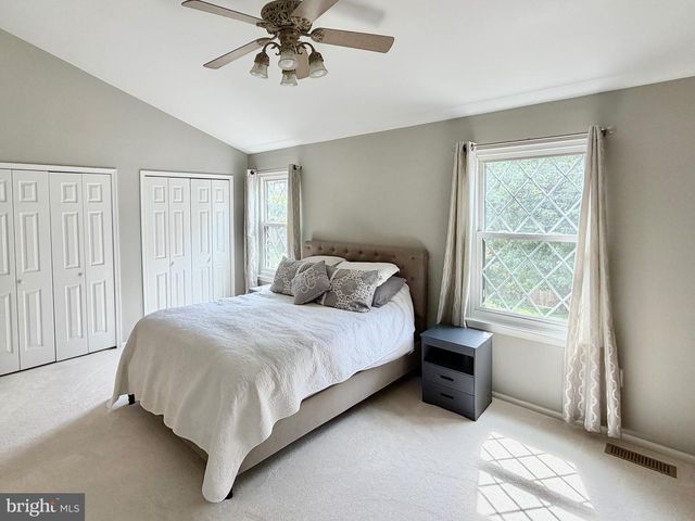 27 LYNDHURST CT, Sterling, VA 20165