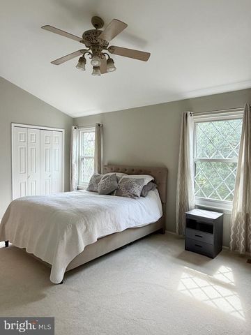 27 LYNDHURST CT, Sterling, VA 20165