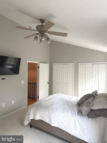27 LYNDHURST CT, Sterling, VA 20165