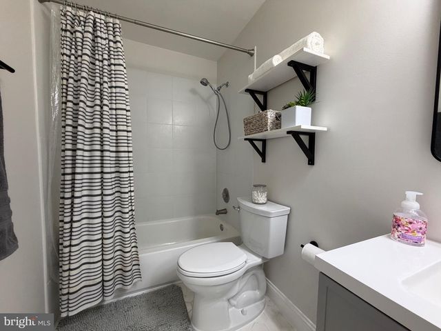 27 LYNDHURST CT, Sterling, VA 20165