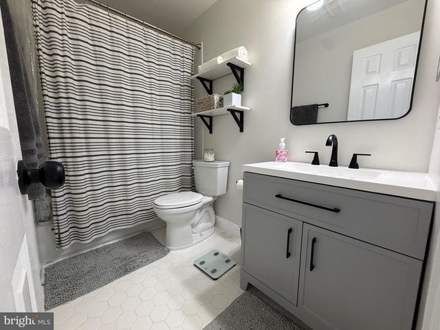 27 LYNDHURST CT, Sterling, VA 20165