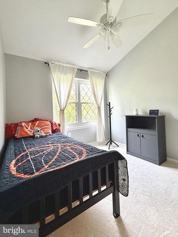 27 LYNDHURST CT, Sterling, VA 20165