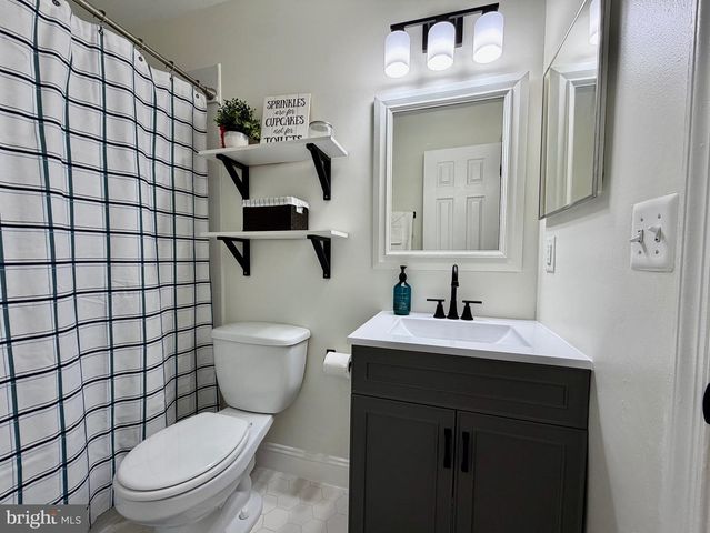 27 LYNDHURST CT, Sterling, VA 20165