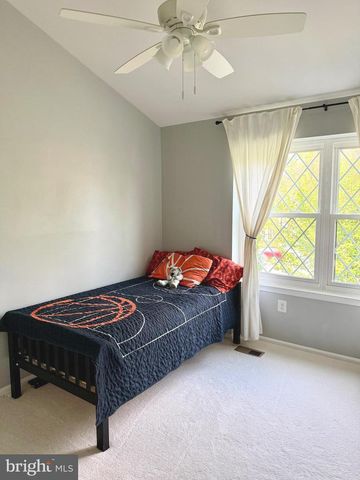 27 LYNDHURST CT, Sterling, VA 20165