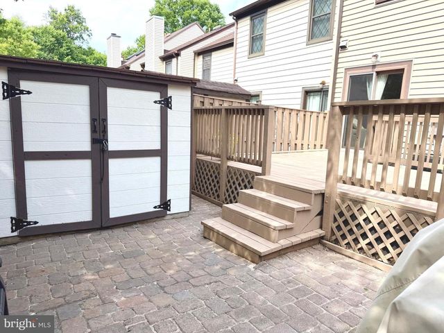27 LYNDHURST CT, Sterling, VA 20165