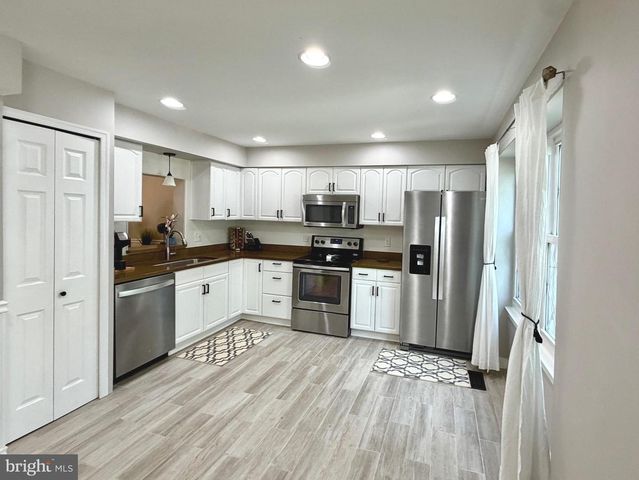 27 LYNDHURST CT, Sterling, VA 20165