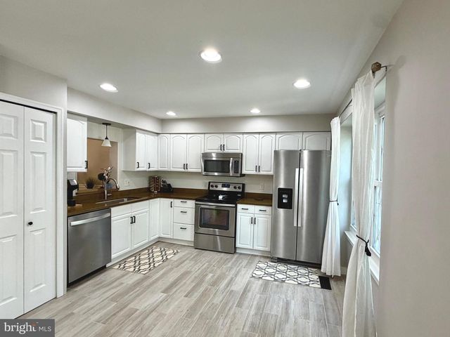27 LYNDHURST CT, Sterling, VA 20165
