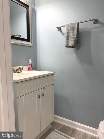 27 LYNDHURST CT, Sterling, VA 20165