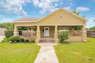905 N Navarro Street, Victoria, TX 77901