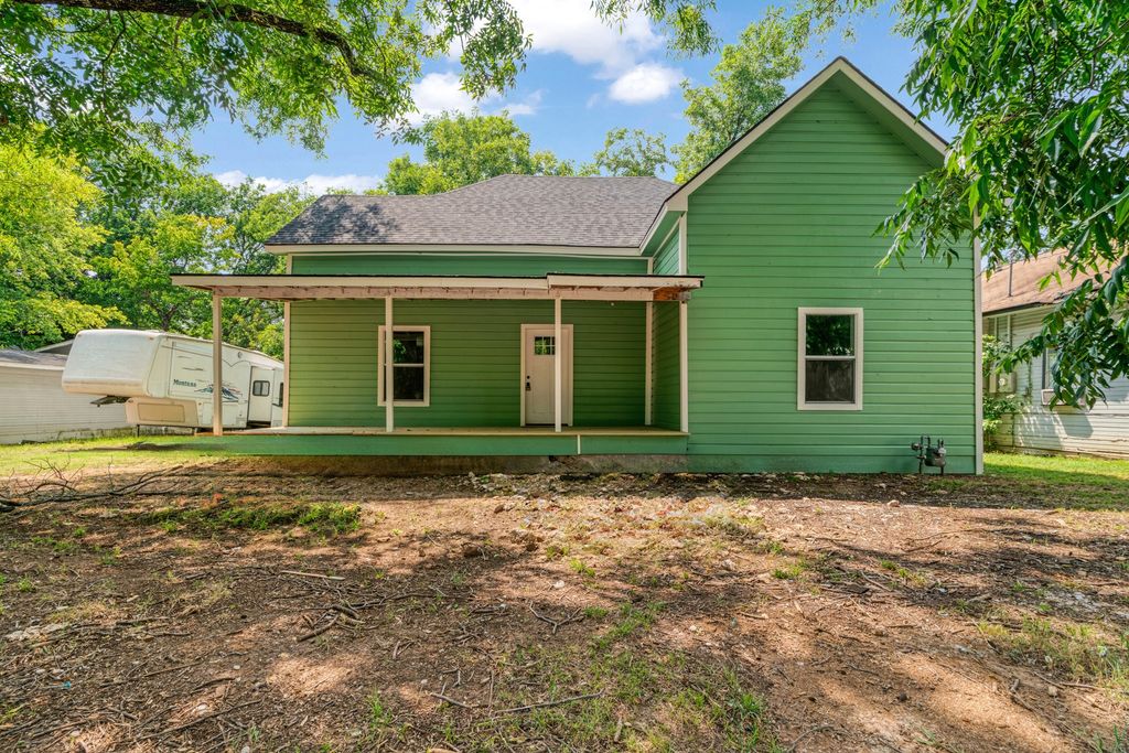562 SW 1ST, Paris, TX 75460