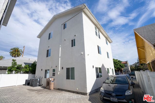 3025 Walton Avenue, Los Angeles, CA 90007